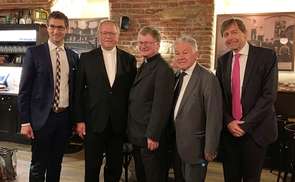 V. l.: Florian Wegscheider (Generalsekretär Pro Oriente Sektion Linz), Martin Felhofer (Altabt von Schlägl), Bischof Manfred Scheuer, Josef Pühringer (Vorsitzender Pro Oriente Sektion Linz), Alexander Grubmayr (österreichischer Botschafter in Prag)